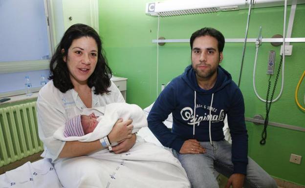 Mireia, con su madre y su padre.