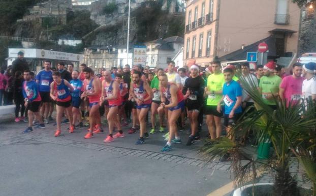 Los corredores, al comienzo de la prueba en Luarca.