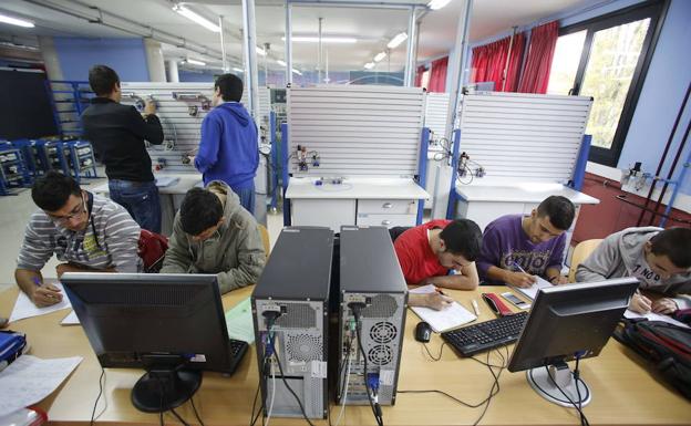 Alumnos del Centro Integrado de Formación Profesional de Mantenimiento, en Valnalón, en unas clases prácticas en el taller. Alumnos del Centro Integrado de Formación Profesional de Mantenimiento, en Valnalón, en unas clases prácticas en el taller.