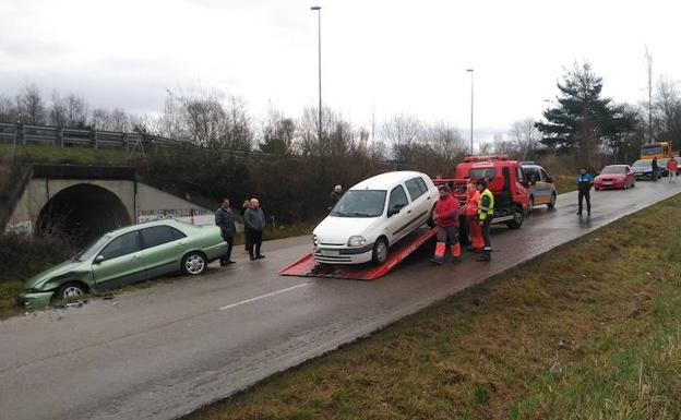 Una menor resulta herida leve en una colisión junto al campo de fútbol de El Bayu, en Siero