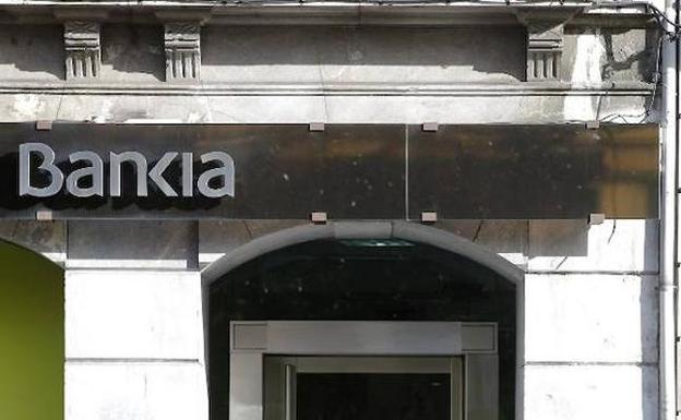 El hombre que intentó atracar un banco de Uría queda en libertad con cargos