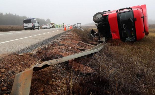 Uno de los vehículos implicados en un accidente en Calatañazor (Soria)./Wifredo García (Efe)