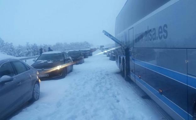 Un autobús de ALSA procedente de Asturias, atrapado entre la nieve. Un autobús de ALSA procedente de Asturias, atrapado entre la nieve.