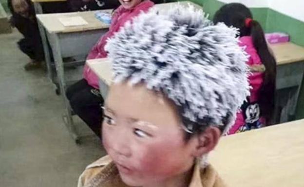 Un niño chino llega al colegio con el pelo congelado tras andar una hora a bajas temperaturas Un niño chino llega al colegio con el pelo congelado tras andar una hora a bajas temperaturas