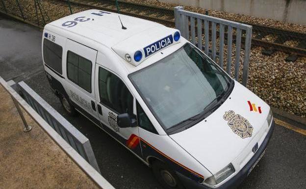 Furgón de la Policía Nacional en el que el detenido por la violación fue trasladado a la Comisaría. /D. ARIENZA
