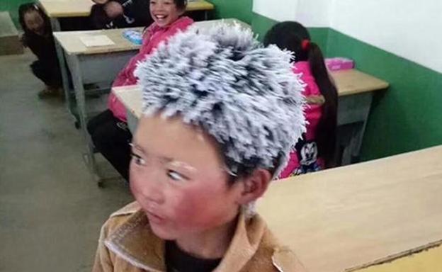 Una imagen del pequeño con el pelo congelado./