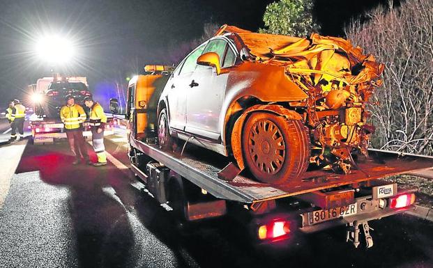 Uno de los coches muestra las huellas del terrible impacto./JAVIER ROSENDO