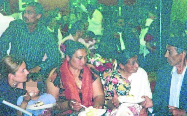 El preso, a la izquierda, rodeado de familia en una boda