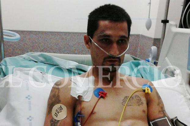 Gonzalo Montoya ingresado en el hospital, en una imagen tomada y cedida por su familia. /