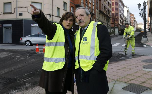 Ana Rivas muestra al alcalde, Wenceslao López, el comienzo del asfaltado de Ciudad Naranco, en la calle Ricardo Montes.