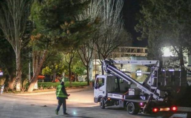 Un camión en la planta de residuos urbanos de Alhendín donde apareció el bebé./R. L. PÉREZ