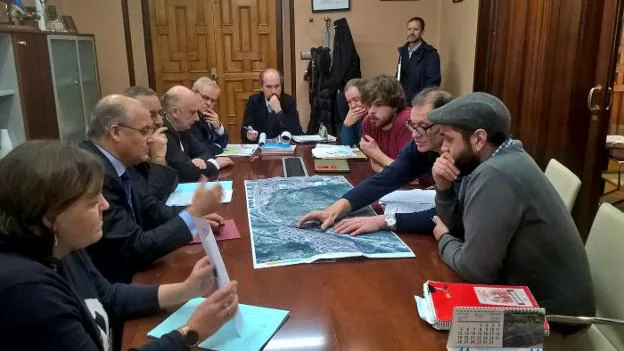 Principado y equipo de gobierno de Langreo analizaron la propuesta regional de urbanización del soterramiento. / J. C. ROMÁN