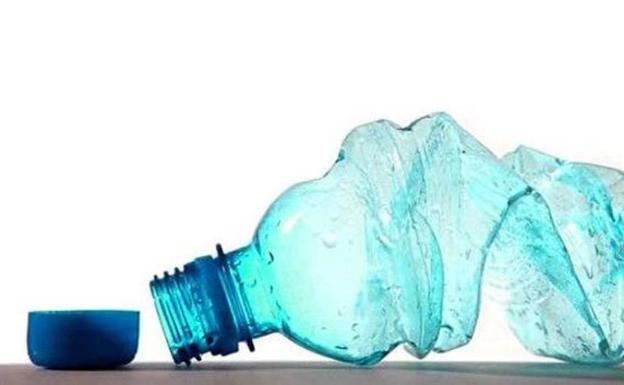 El 90% del agua embotellada contiene microplásticos El 90% del agua embotellada contiene microplásticos