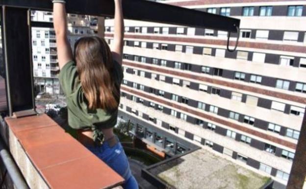 Rescatan a una adolescente que se colgó de una viga en una azotea para hacerse una foto