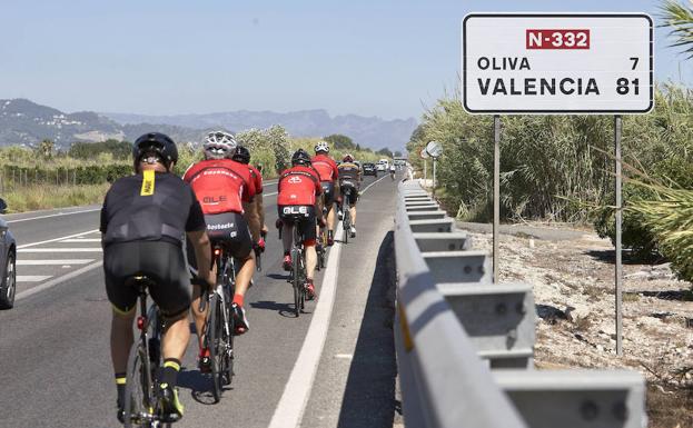 Un grupo de ciclistas circula por una carretera nacional en la Comunidad Valenciana./EFE