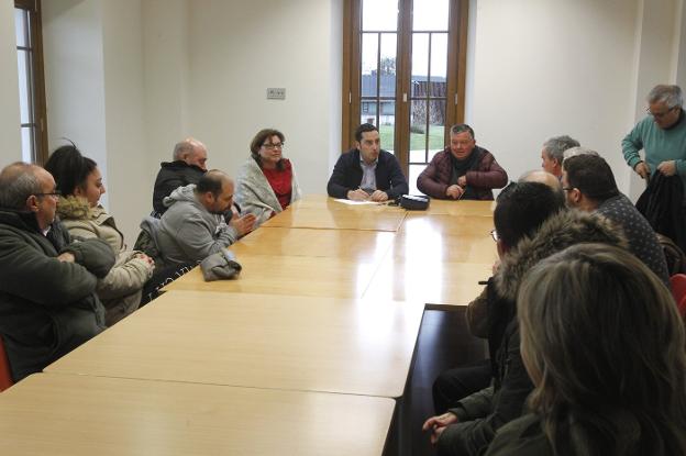 Un instante de la reunión del alcalde de Llanera con los hosteleros y comerciantes. / JOAQUÍN PAÑEDA
