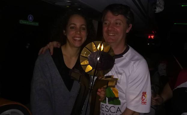 Pulgui y Fernando Sierra, con la Copa de Europa del Hostelcur. /E. C.