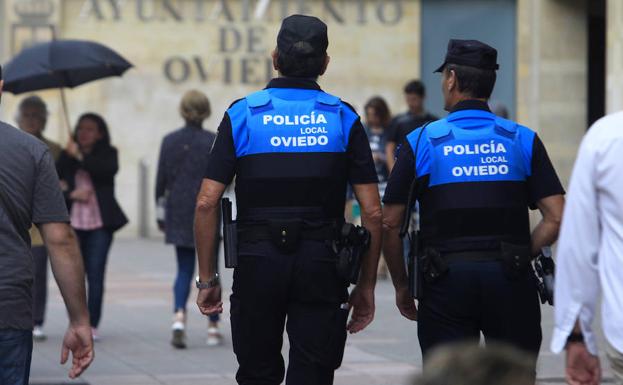 Detienen a dos jóvenes por robar de madrugada en un bar de Oviedo Detienen a dos jóvenes por robar de madrugada en un bar de Oviedo