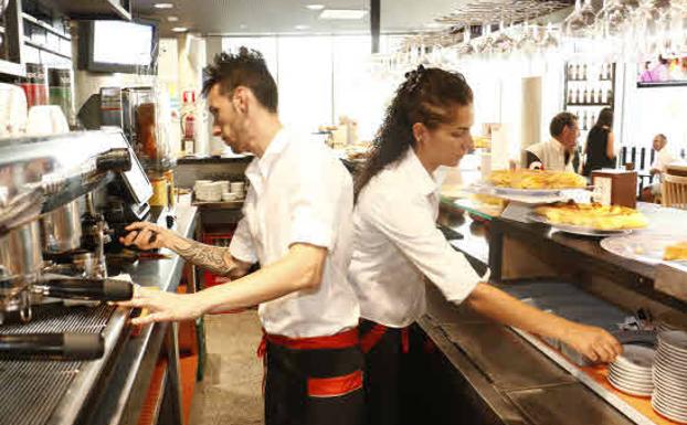 Unos camareros trabajando en una cafetería./Archivo