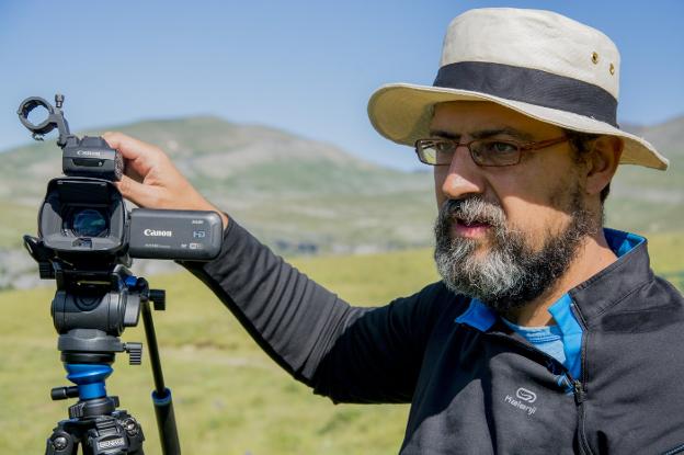 El director de cine Carlos Balbuena, que estrena hoy su película 'Elefantes' en Gijón. / E. C.