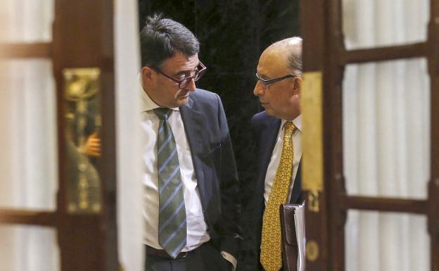 El ministro de Hacienda, Cristóbal Montoro, dialoga con el portavoz del PNV en el Congreso, Aitor Esteban./Efe
