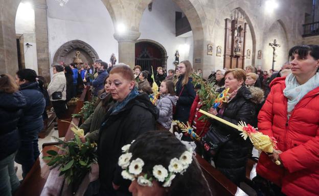 Bendición de ramos en el interior de la iglesia de San Nicolás esta mañana. /MARIETA