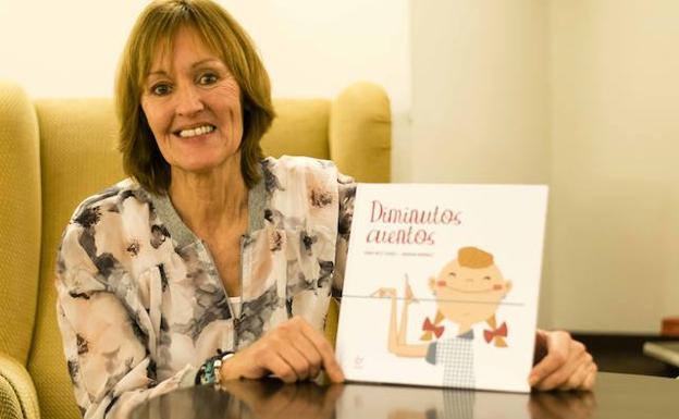 Henar Ortiz, tía de la reina Letizia, presenta en el parador de Cangas de Onís su libro 'Diminutos cuentos' en junio de 2016./JUAN LLACA