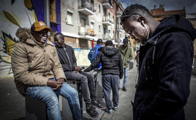 Un grupo de senegaleses en Lavapiés. /Alberto Ferreras