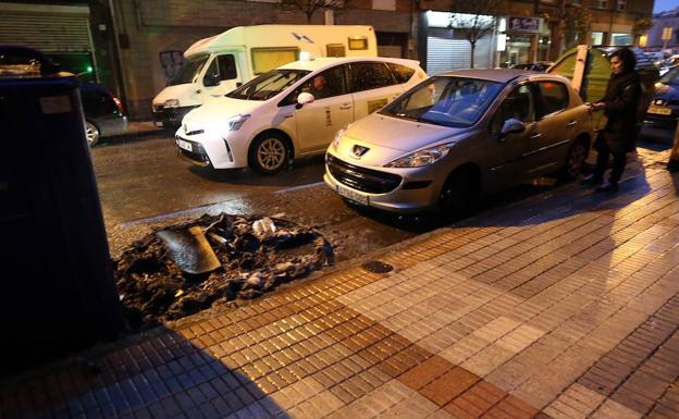 Arde un contenedor de reciclaje en Manuel Llaneza Arde un contenedor de reciclaje en Manuel Llaneza
