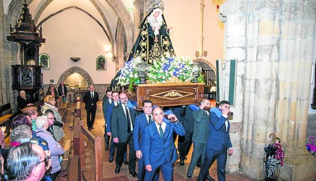 El paso de la Virgen Dolorosa tuvo que procesionar por el interior de la basílica de Llanes. / JUAN LLACA