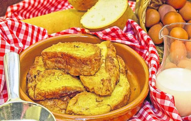 Las torrijas de Balbona se hacen con pan, huevos, leche y azúcar/Arnaldo García
