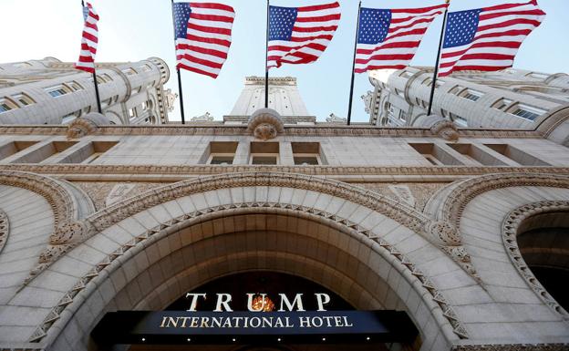 Entrada de un hotel de Donald Trump. /Kevin Lamarque (Reuters)