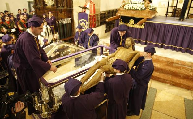 Acto del desenclavo en el interior de la iglesia de Santa María./ARNALDO GARCÍA