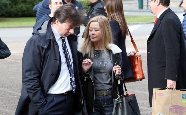 Francisco Pérez Platas, abogado, junto a Marta Valle, viuda de Eloy Palacio, antes del último juicio./ÁLEX PIÑA
