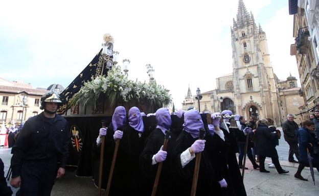 Procesión de La Soledad en Oviedo. /ÁLEX PIÑA