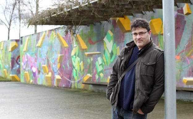 Marcos Fernández, ‘Brus’, ante uno de sus murales.