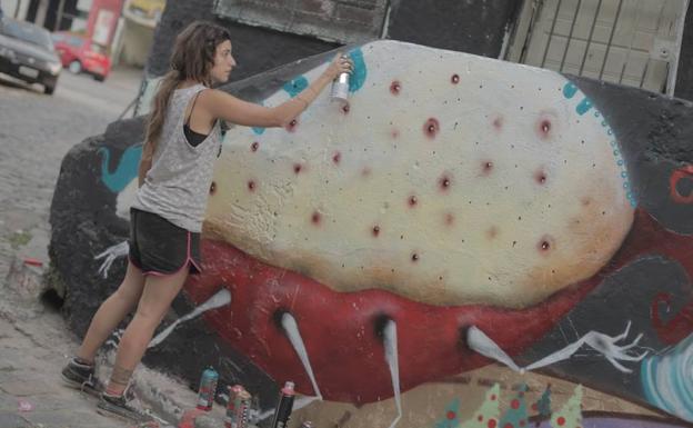 Laura Lara, ‘Bitxo’, en plena creación de una de sus obras.