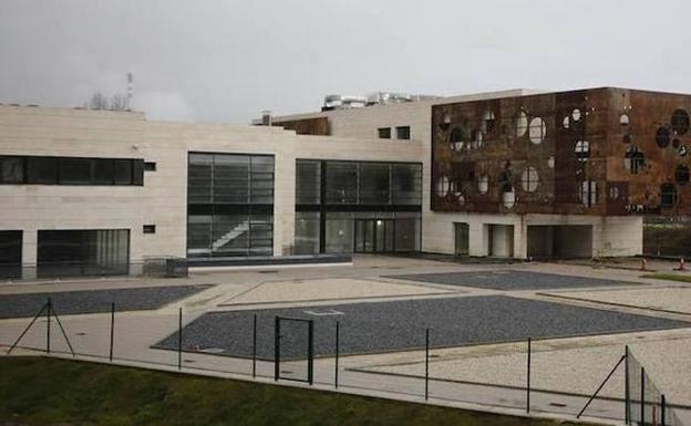 Encierro en el Ayuntamiento de Langreo en defensa del Stephen Hawking