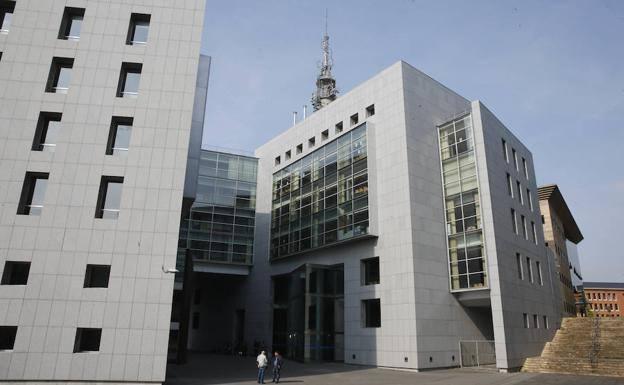 Las defensas de los siete acusados de provocar un accidente en Oviedo para cobrar el seguro piden su libre absolución