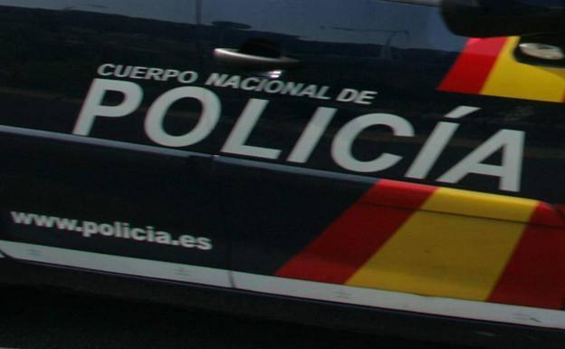 Detenido un hombre por causar numerosos daños al coche de un vecino con el que mantuvo una discusión en Gijón Detenido un hombre por causar numerosos daños al coche de un vecino con el que mantuvo una discusión en Gijón