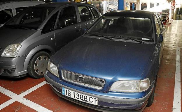 Vehículo estacionado en un parking de Palma desde el año 2009. /ALEJANDRO SEPÚLVEDA/DIARIO ÚLTIMA HORA
