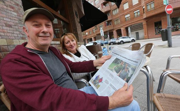 Rogelio González y su esposa Leo Pérez, ayer en una cafetería avilesina cercana a su vivienda, con LA VOZ en sus manos recordando la gesta que este periódico reprodujo en su edición del lunes. /Marieta