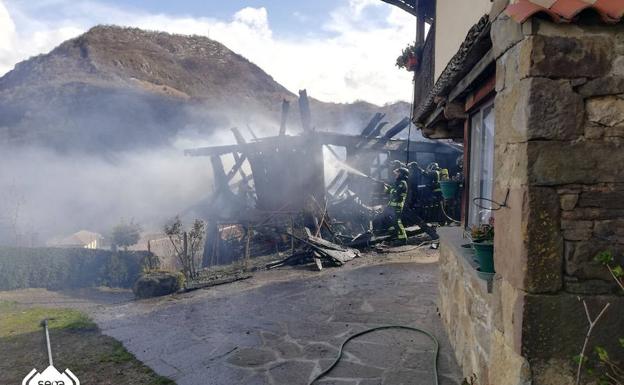 Las llamas calcinaron la construcción y todo lo que había en su interior./Bomberos del SEPA