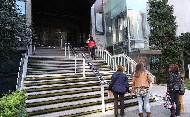 Desalojada la Delegación de Hacienda en Gijón por una fuga en una bombona de extinción de incendios