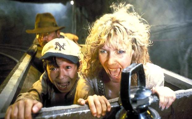 Harrison Ford (detrás), Jonathan Ke Quan (i) y Kate Capshaw, en 'Indiana Jones y el templo maldito'. /