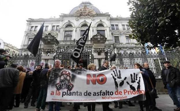 Los vecinos se manifestaron en marzo ante la Junta General en contra de la planta de asfalto en Priorio. /Pablo Lorenzana