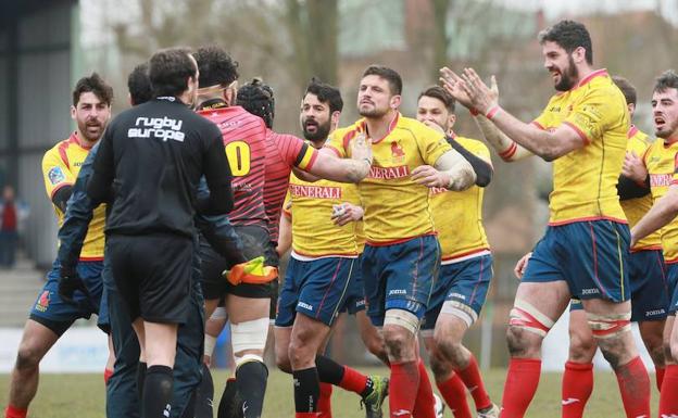 Los jugadores españoles protestan al árbitro rumano tras la derrota ante Bélgica. /Efe