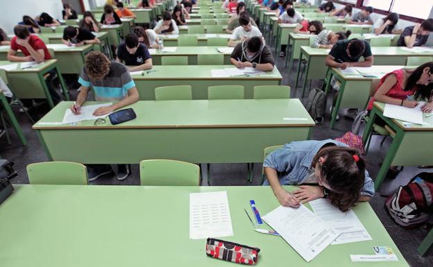 Estudiantes realizan la prueba de selectividad en el Campus de la Universidad Politécnica de Valencia. /Manuel Bruque (Efe)