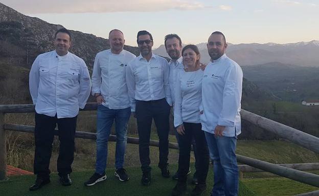 Cena en familia por los 25 años de Casa Marcial Cena en familia por los 25 años de Casa Marcial