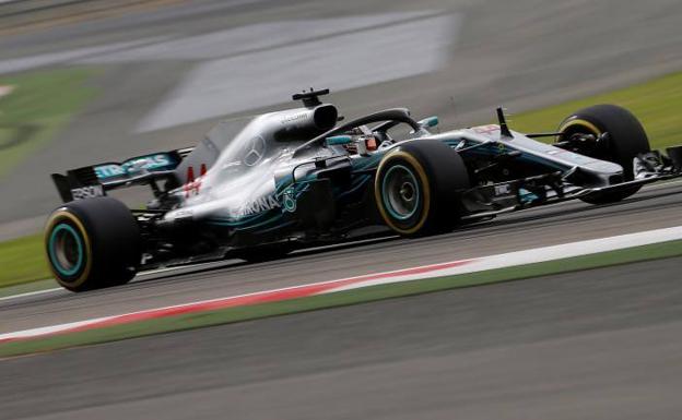 Lewis Hamilton rueda con su Mercedes en Baréin. /Reuters